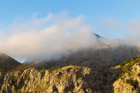 High mountains covered with greenery, in the clouds Foto stock