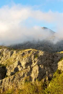 High mountains covered with greenery, in the clouds Foto stock