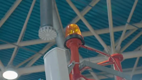 The high mounted safety warning light rotates and glows yellow Vidéo 330890122