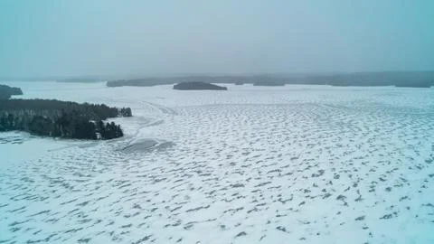 High Panoramic Aerial View of Frozen Lake Ice and Moody Foggy Winter Horizon Foto stock