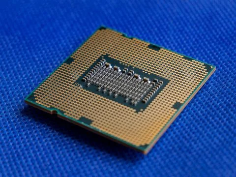 High-Performance Computer Processor Chip on Blue Background Foto stock