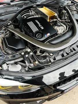 High performance engine bay with M Power cover and carbon fiber strut bar i.. Foto stock