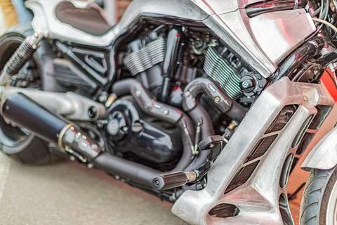 High-performance motorcycle engine with exposed components and mechanical par Stockfoto's