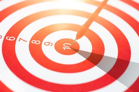 High performance precision red dart arrow hit the center target highest score Foto stock