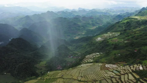 High-plateau reveal: Vertical cloud architecture and rain shafts over Mộc Châu Stock Footage 325275505