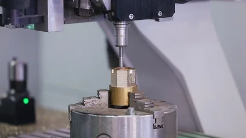 High precision CNC machining center 5 axis working, operator machining automotiv Vídeo Stock 73637185