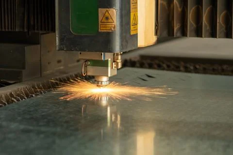 High-Precision Laser Cutting Machine Creating Sparks While Processing Metal.. Foto stock