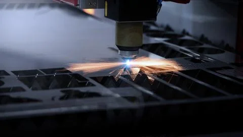 High precision laser cutting robot processing sheet metal in factory. Foto stock