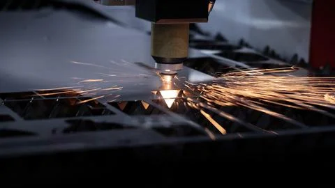 High precision laser cutting robot processing sheet metal in factory. Foto stock