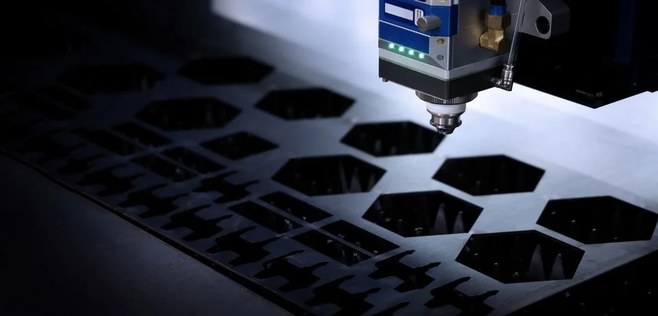 High precision laser cutting robot processing sheet metal in factory. Foto stock