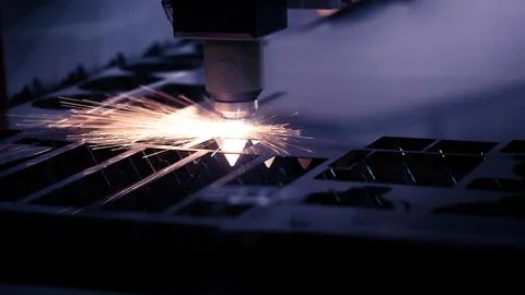High precision laser cutting robot processing sheet metal in factory. Foto stock