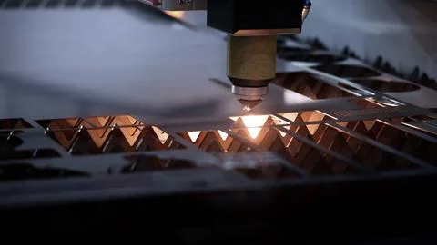 High precision laser cutting robot processing sheet metal in factory. Foto stock