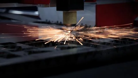 High precision laser cutting robot processing sheet metal in factory. Foto stock
