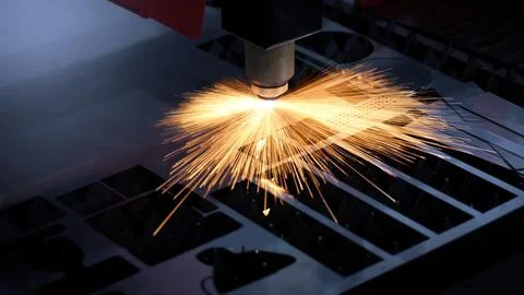 High precision laser cutting robot processing sheet metal in factory. Foto stock