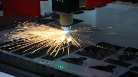 High precision laser cutting robot processing sheet metal in factory. Foto stock