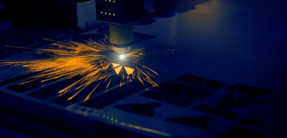 High precision laser cutting robot processing sheet metal in factory. Foto stock