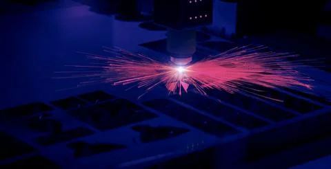 High precision laser cutting robot processing sheet metal in factory. Foto stock