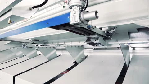 High precision metal sheet bending machine Vídeos de archivo 130935673