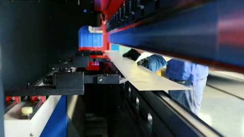 High precision sheet metal bending machine Vídeos de archivo 130935892