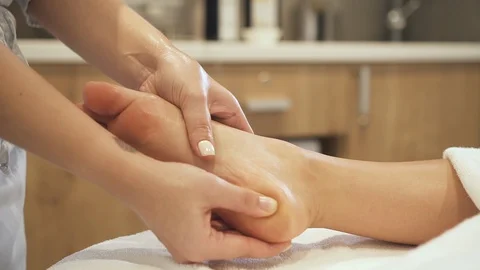 High professinal specialist is doing foot massate with oil at spa. Видео 114005728