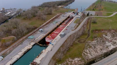 High quality, 4K aerial view of a bulk carrier ship maneuvering inside a canal. 스톡 동영상 166103667