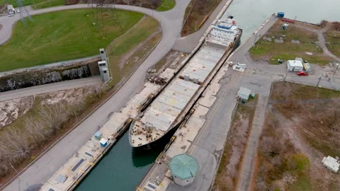High quality, 4K aerial view of a bulk carrier ship maneuvering inside a canal 스톡 동영상 166105104