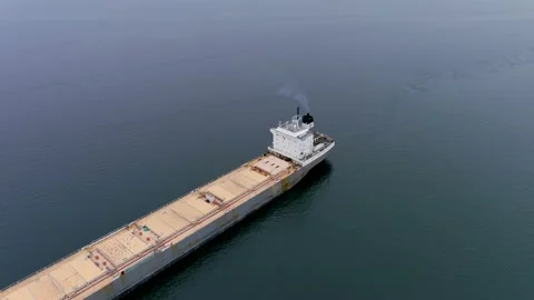 High quality, 4K aerial view of a cargo ship navigating the St Lawrence Seaway. 스톡 동영상 166107361