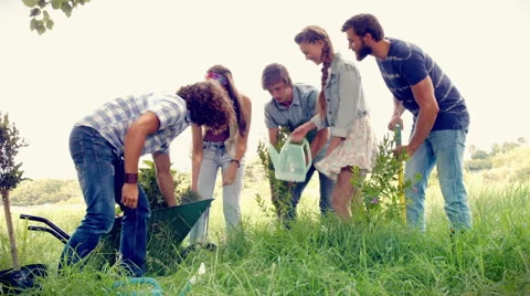 In high quality format happy friends gardening for the community Vidéo 47531207