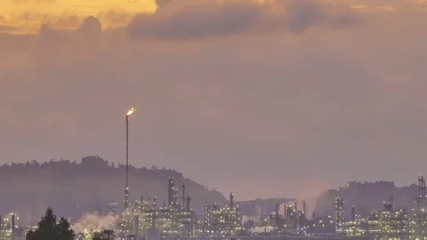 High quality time lapse sunrise at petrochemical plant. Stock-Footage 105689313