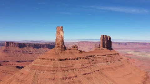 High Red Remains Rock In Monuments Valley Canyon Colorado River Aerial View Vidéo 119358273