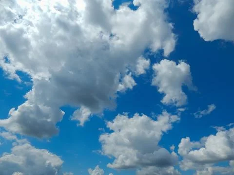 This high-resolution image showcases a tranquil blue sky dotted with fluffy c Foto stock