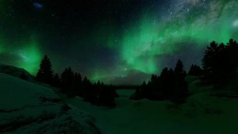 High resolution time lapse footage of a very strong northern lights also known Stock-Footage 334659111