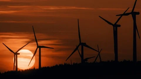 A high-resolution time-lapse of a windmill farm at sunset Stockbeeldmateriaal 82965686
