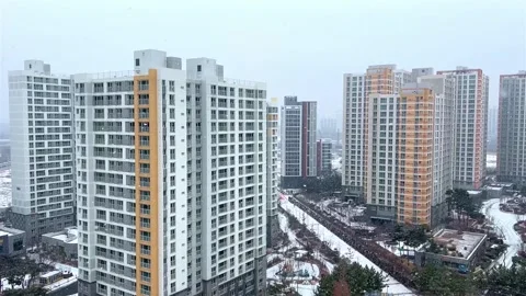 A high-rise apartment complex with snow in winter Video stock 260862393