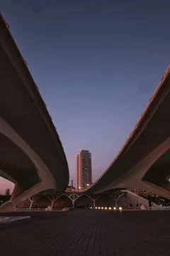 High-rise building between two bridges valencia 30-08-2023 스톡 사진