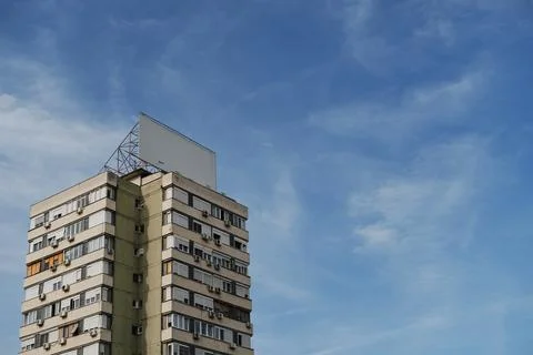 High-rise building with empty with copy space billboard frame on the roof u.. Foto stock
