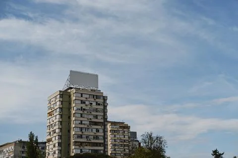High-rise building with empty with copy space billboard frame on the roof u.. Foto stock
