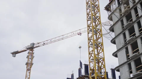 High-rise building grows upward during construction Vídeos de archivo 329908449