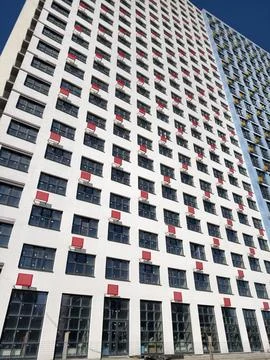 High-rise building with mounting structures for outdoor air conditioning un.. Foto stock