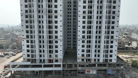 High-rise building under construction in Karachi captured by drone during Vídeos de archivo 307947886