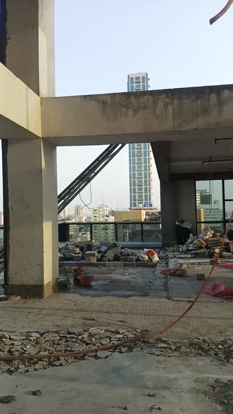High-Rise Construction Interior Walkthrough: Raw Concrete &amp; City View Pan Vídeos de archivo 335803113