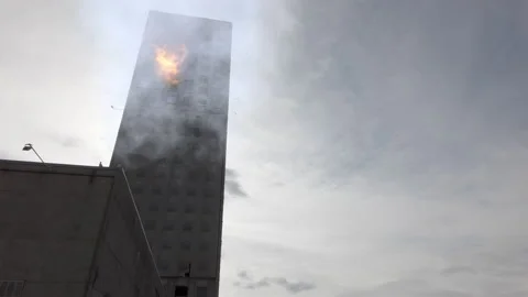 High-rise tower has been engulfed in flame. 4K VFX shot Vídeos de archivo 151031138