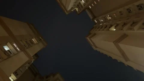High-Rise Vertigo View at Night with Illuminated Buildings in Bhubaneswar Vidéo 344634977