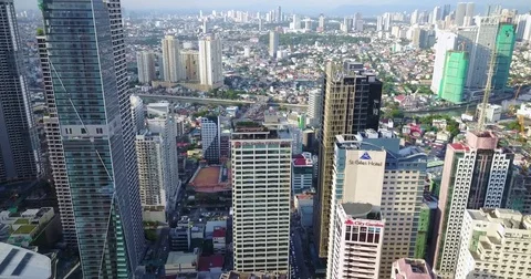 High-rise wall above low roofs in Makati, Philippines Vídeos de archivo 78688109