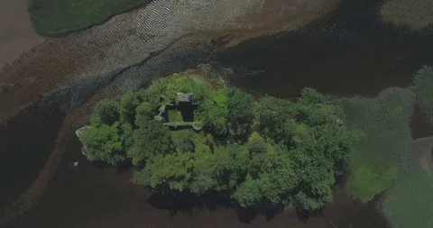 High rising top-down aerial over the ancient ruins of Loch Dochart Castle on an Vídeos de archivo 115500583