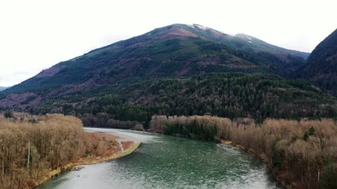 High River Fly Towards Mountain 4k 30fps 库存影片 144713946
