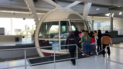 High Roller in Las Vegas Moving Slow and Loading Passengers 動画素材 220788152