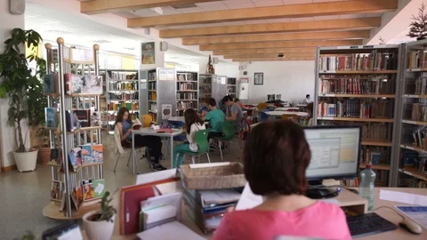 High School Library with Students Reading Pan Vídeo Stock 87190017