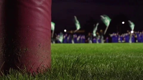 High school marching band preforming a half time show Vidéo 84327984