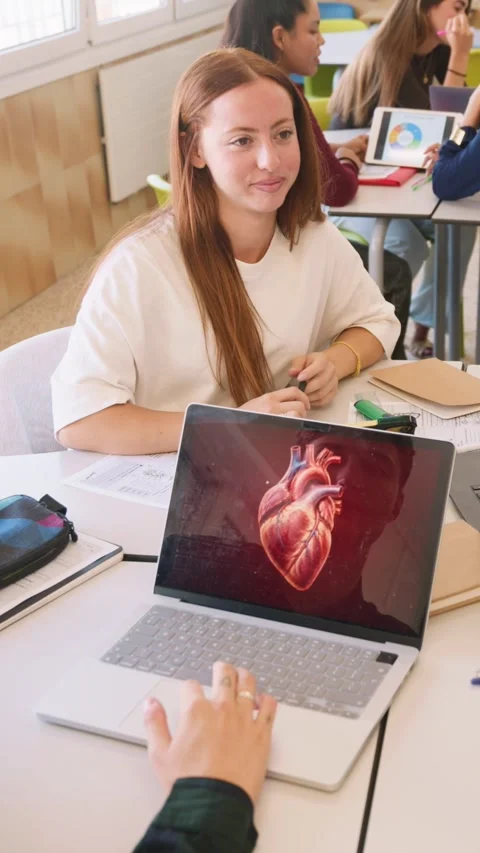High school student learning anatomy in a biology class 스톡 동영상 347059464